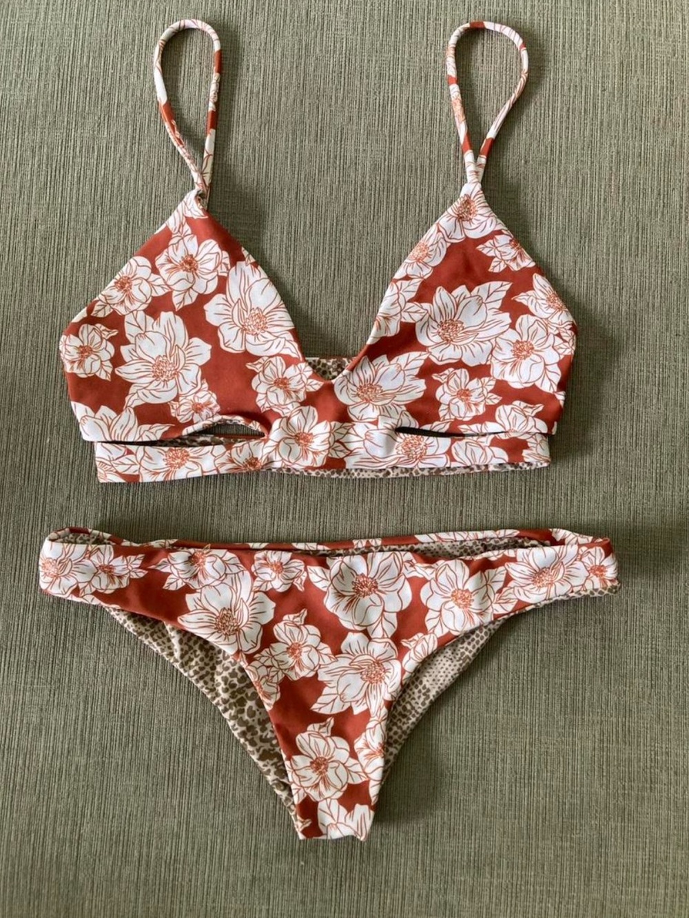 Acacia set in rust magnolia